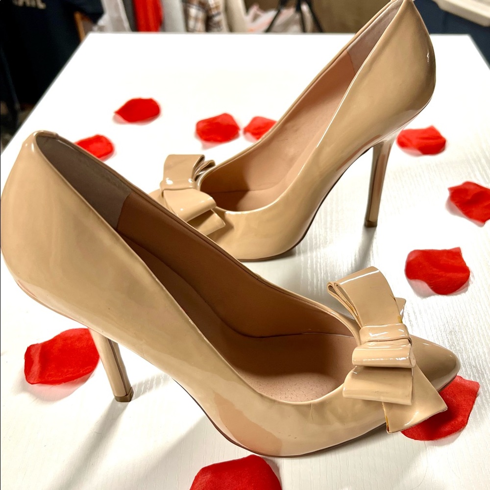 BETTY JOHNSON HIGH HEALS BOW CLOSED TOE